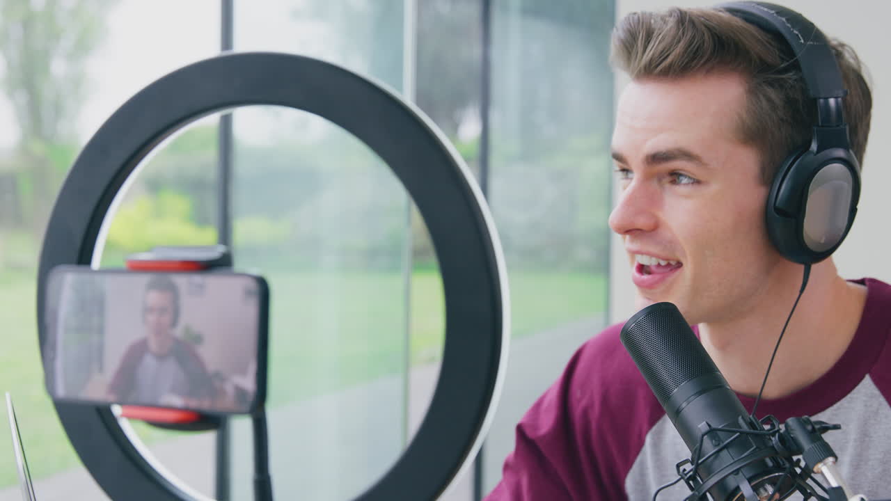 ⁇ 드폰으로 집에서 라이브 스트리밍  ⁇ 캐스트를 녹음한 남성 블로거 또는 인플루언서