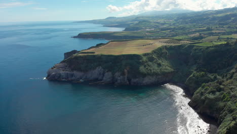 Volando-Hacia-Atrás-Con-Un-Dron-Sobre-La-Impresionante-Costa-De