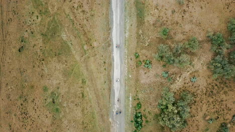 vista de drones desde arriba de un grupo de ciclistas que recorren un camino rural en kenia