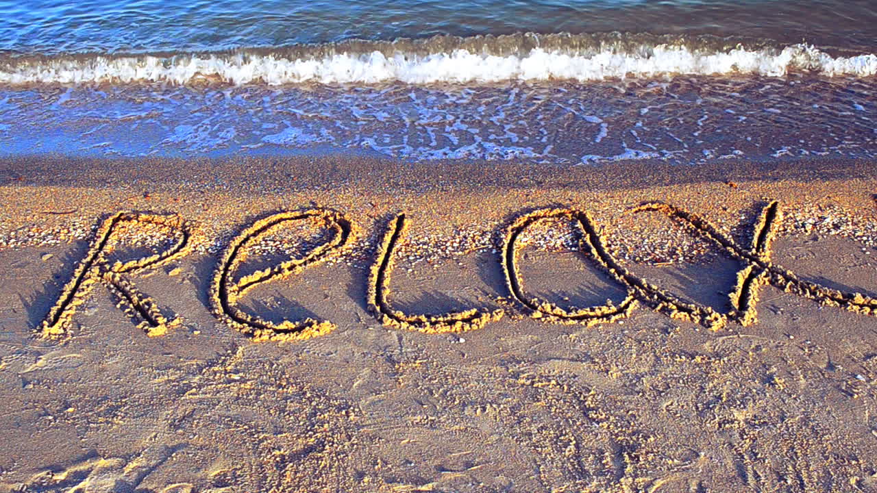 Inscriptie van ontspanning op zand. Inscriptie op zand, het strand