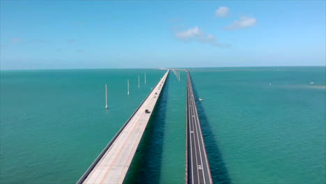 Toma-De-Un-Dron-Que-Se-Eleva-Lentamente-Del-Puente-De-7-Millas-En-Los-Cayos-De-Florida-Con-Dos-Puentes