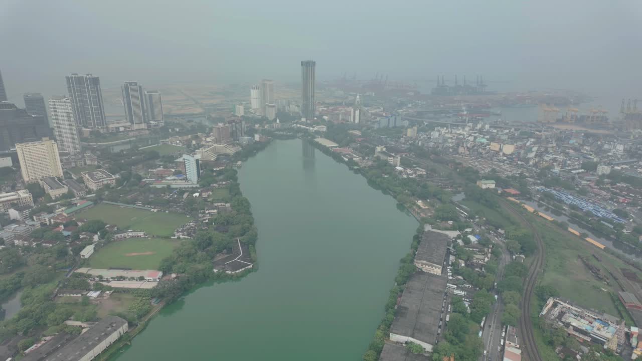 vista aérea de una estación de tren y un lago desde la torre lotus en la ciudad de colombo, sri lanka en un día de niebla