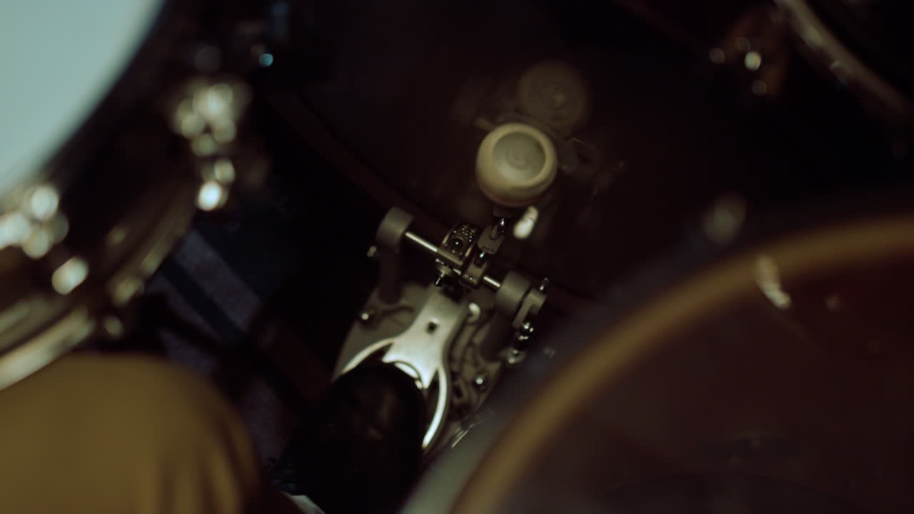 барабанщик бьет ритм в студии