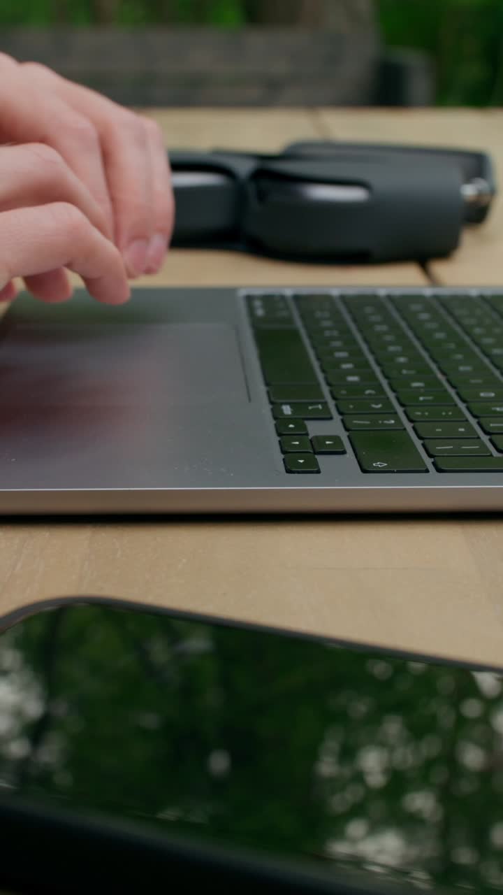 configuración de trabajo al aire libre con portátil, dron y teléfono