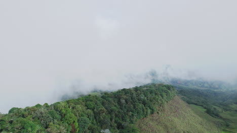 Atemberaubende-Luftaufnahme-Nebliger-Berge,-Eingehüllt-In-ätherischen-Nebel,-Die-Die-Atemberaubende-Schönheit-Der-Natur-Aus-Einer-Einzigartigen-Perspektive-Zeigt