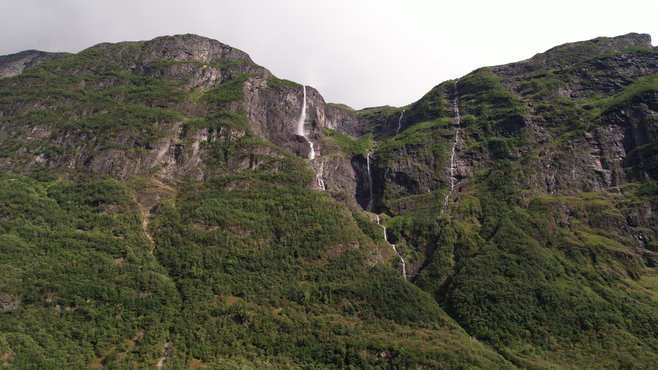 catarata en la ladera de una montaña en la zona de næroyfjord en noruega