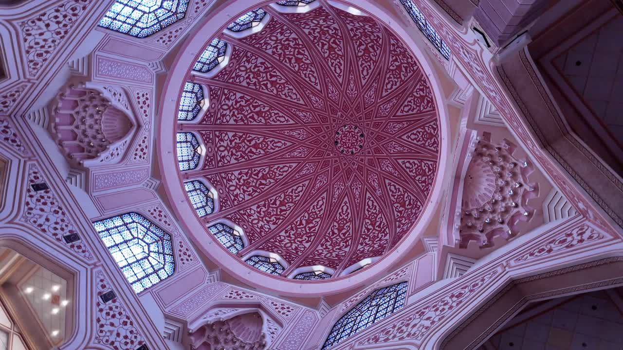 Interno della cupola decorata con motivi a stella della moschea Putra a Putrajaya, Malesia
