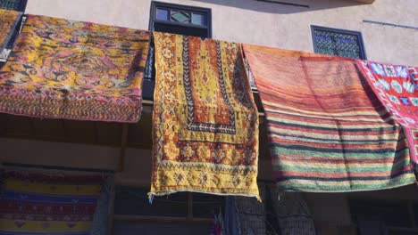 alfombras de colores en marruecos