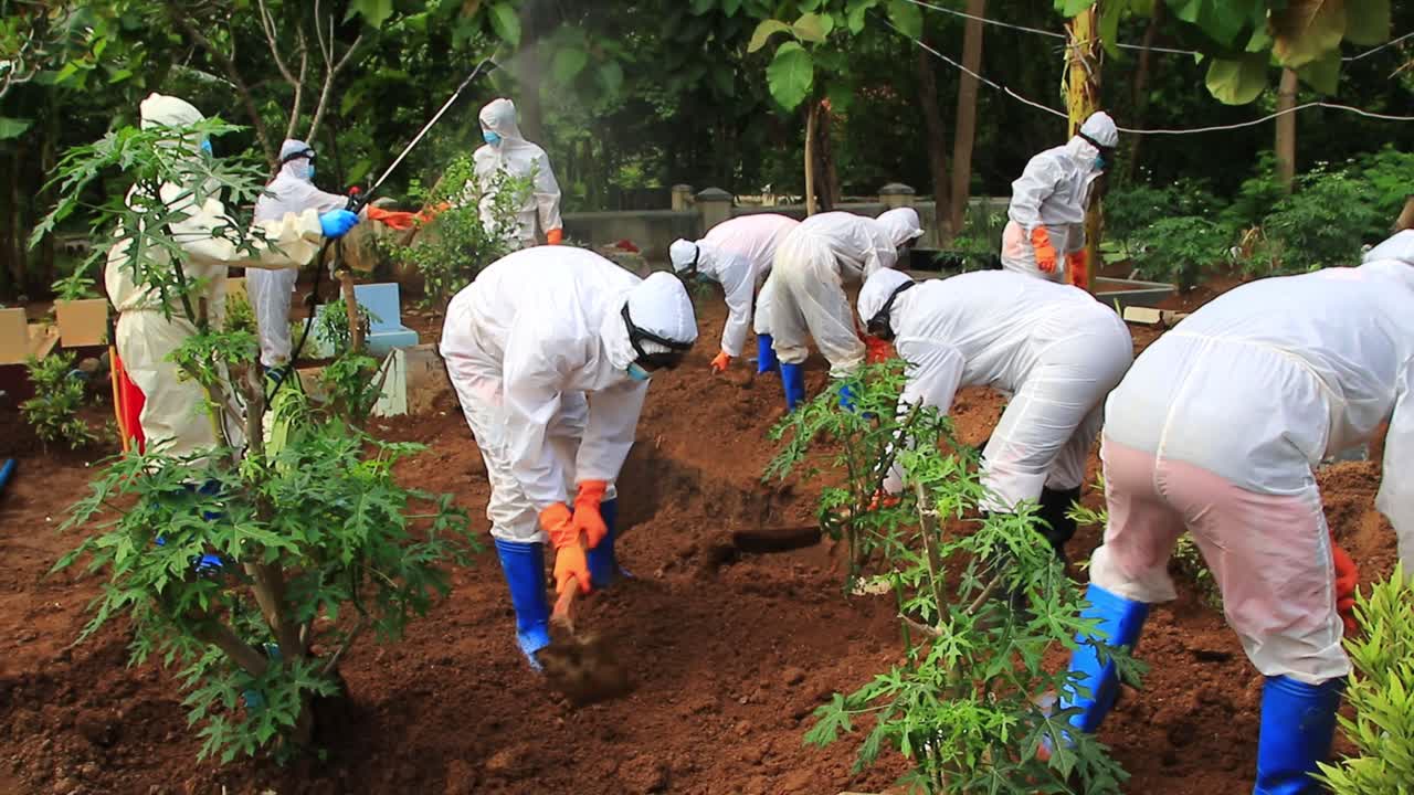 The funeral process of a corpse infected with the corona virus with the Covid-19 protocol,