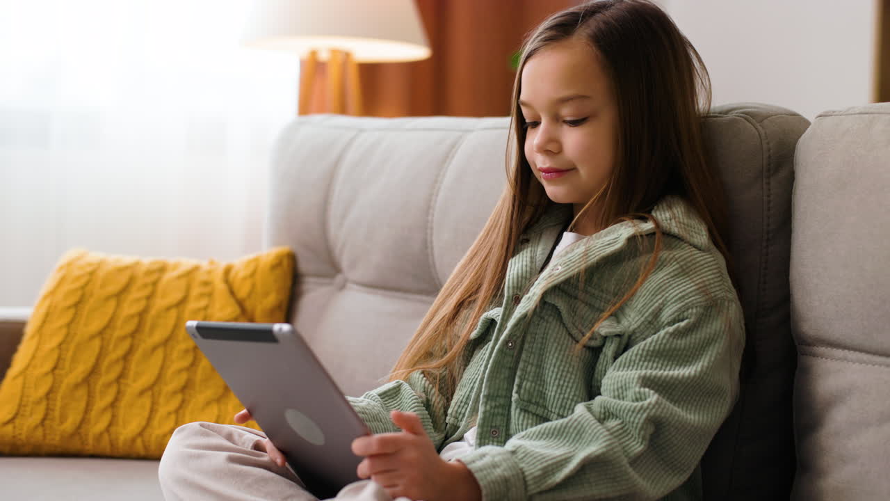 niña pequeña en la sala de estar