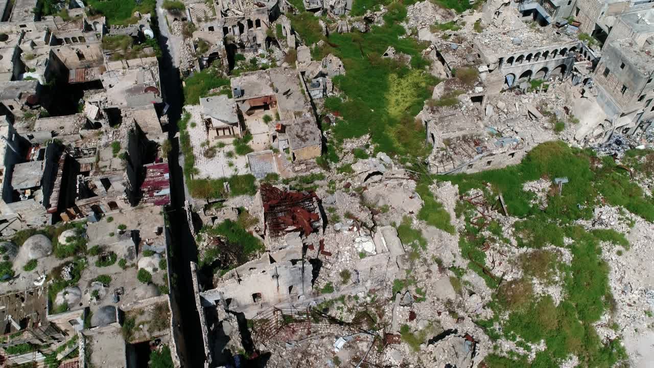 la antigua ciudad en el centro de alepo en siria. todavía podemos ver edificios destruidos incluso 10 años después de la guerra - vista aérea con un dron 4k