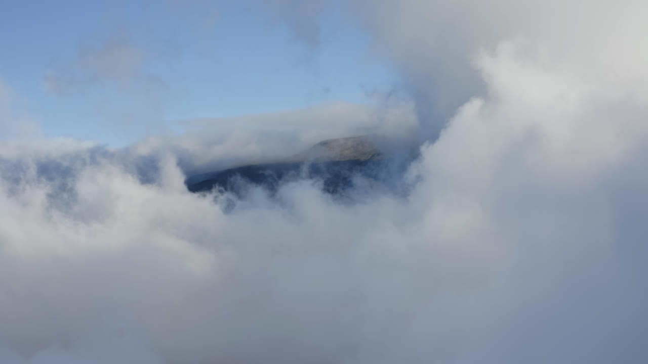 하 구름이 고 숨겨진 할레아칼라 화산 마우이 하와이 구름이 많은 날