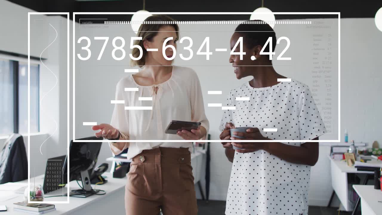 Due donne che collaborano camminando con tablet e tazza, attivando un HUD che mostra grafici di dati aziendali