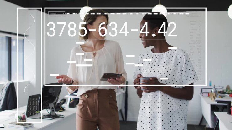 Due donne che collaborano camminando con tablet e tazza, attivando un HUD che mostra grafici di dati aziendali