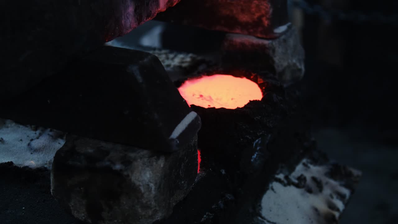 Metallo fuso in un forno