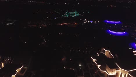 vista aérea nocturna del complejo turístico iluminado de la ciudad