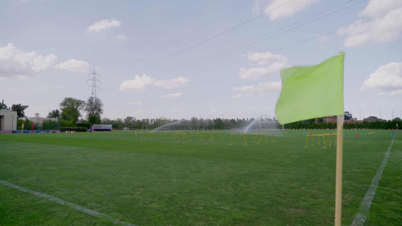 inclinación suave desde el cielo hasta los campos de práctica de fútbol
