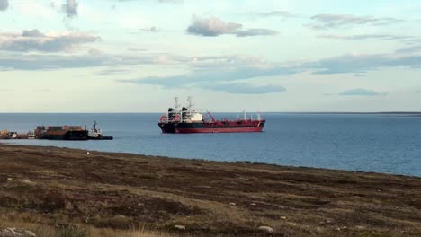 Buques-De-Aprovisionamiento-Sentados-Frente-A-La-Costa-De-La-Aldea-Subártica-De-Baker-Lake-Nunavut,-En-El-Norte-De-Canadá,-Región-De-Kivalliq