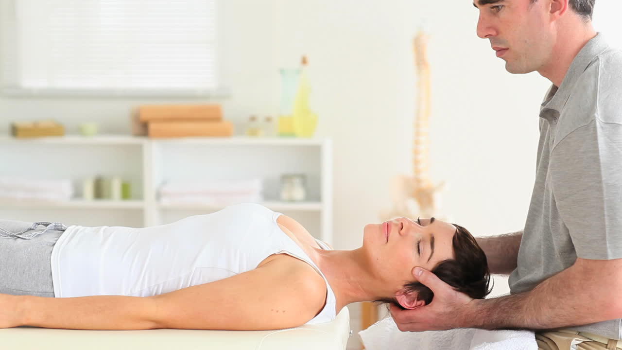una mujer linda haciendo un estiramiento de cuello.