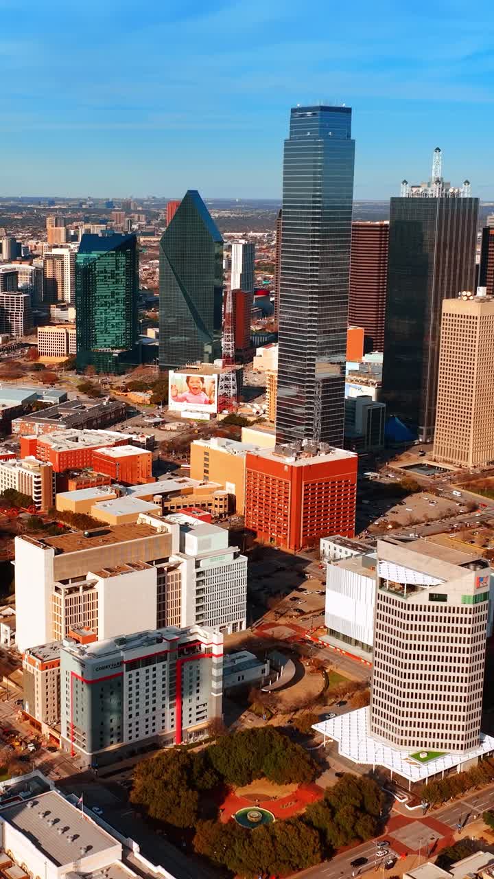 Dallas, USA, 28 luglio 2025: Architettura variegata del centro di Dallas. Vista soleggiata della città americana da prospettiva aerea. Video verticale