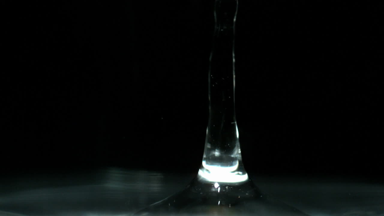 gota de agua en un fondo negro