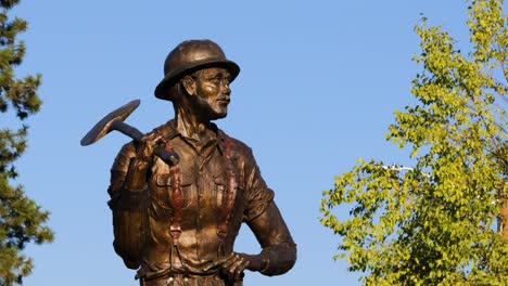 Eine-Historische-Holzfällerstatue-In-Bend,-Oregon