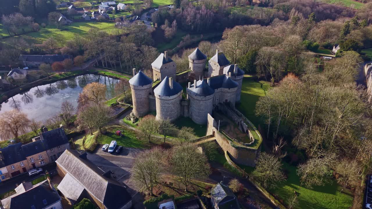 Incroyable approche de drone survolant le château de Lassay, monument historique de la Mayenne, France