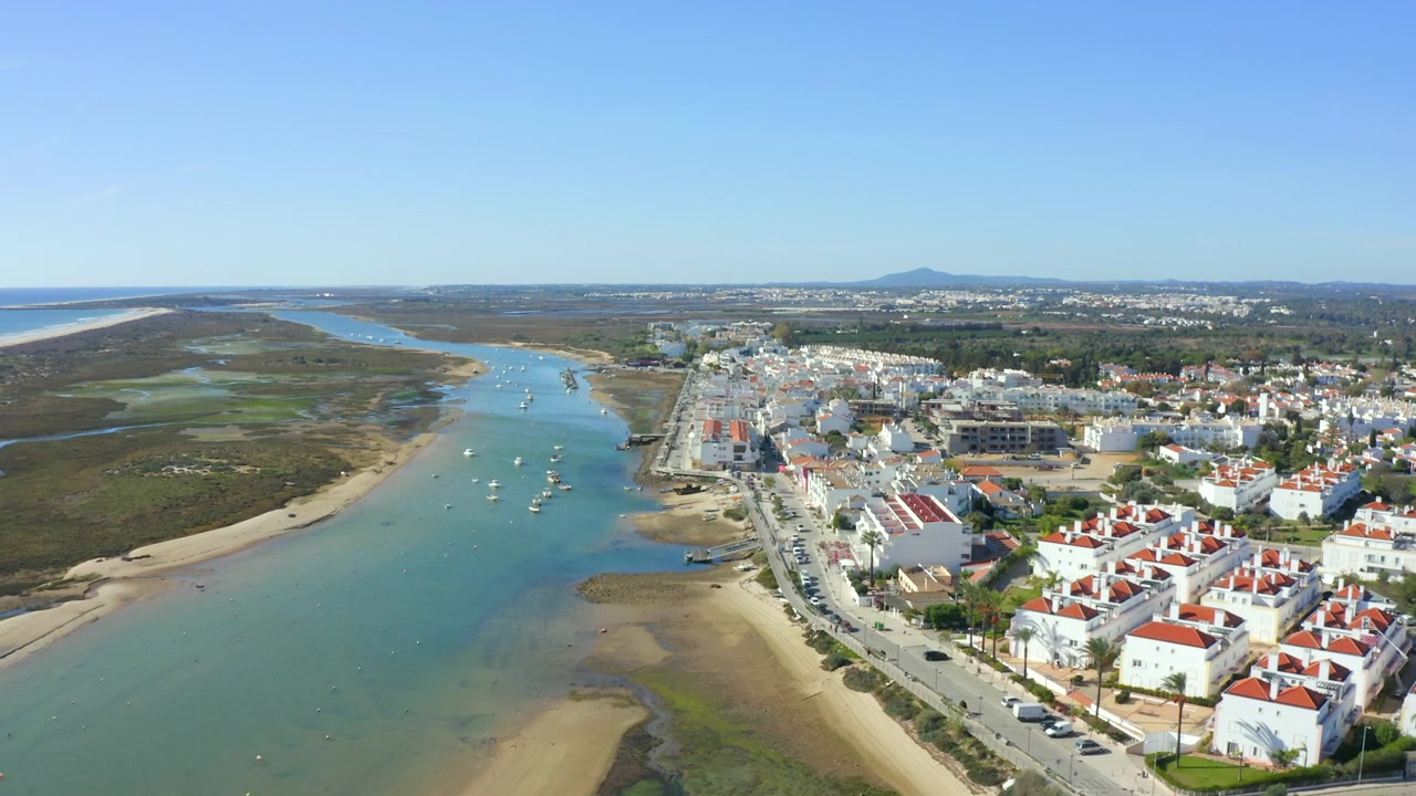 Sorvolo con drone della Ria Formosa color turchese vicino alla città di Cabanas a Tavira, Algarve