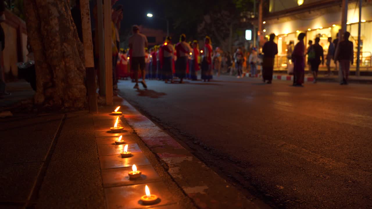 Candele di pietra tipiche per strada durante il festival Yi Peng a Chiang Mai