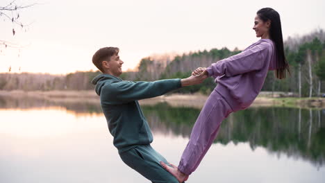 pareja haciendo ejercicios al aire libre