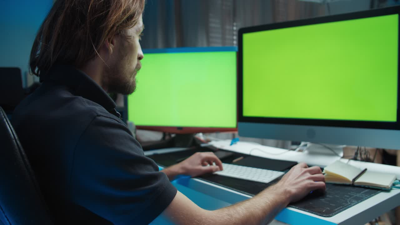 trabajador independiente que utiliza una computadora y escribe en un teclado con pantalla verde