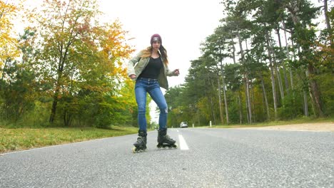 niña con patines en línea en la calle, divirtiéndose