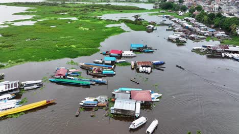 vista aérea de iquitos, perú, también conocida como la capital de la amazonía peruana