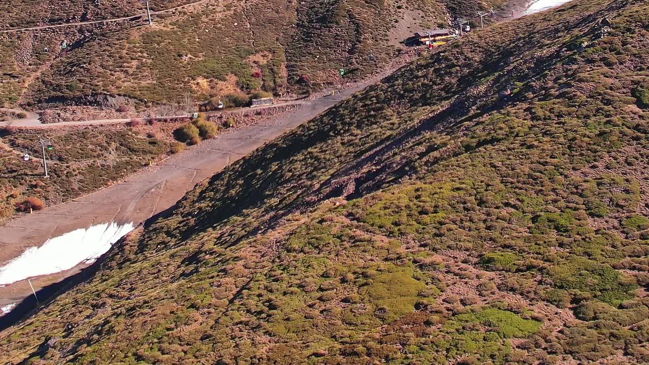 Vista di una collina a Granada, in Spagna, durante il giorno