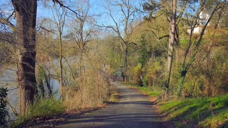 Menschen,-Die-Im-Sonnigen-Winter-In-Angers,-Frankreich,-Auf-Dem-Weg-Durch-Den-Etang-Saint-Nicolas-See-Gehen