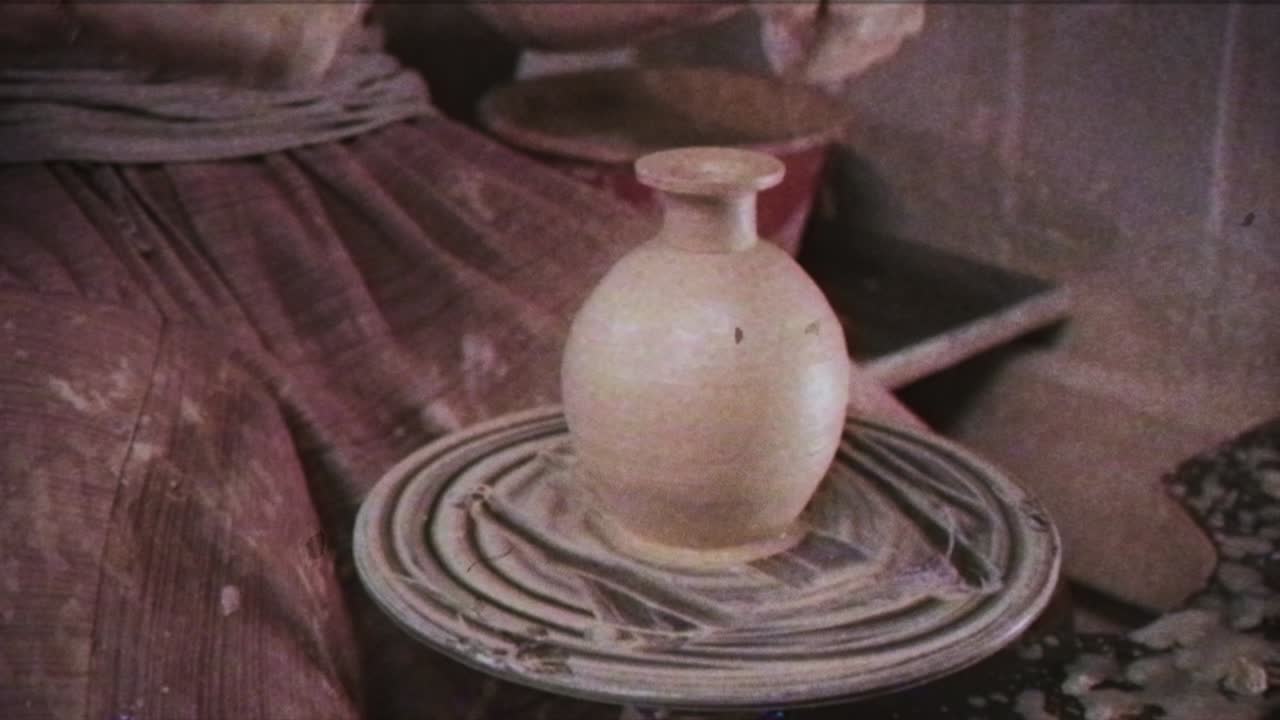 el alfarero hace una jarra de arcilla. efecto vintage. un hombre hace un jarrón en la rueda de un alfarero