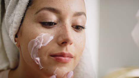 Video-De-Cerca-De-Una-Hermosa-Mujer-Aplicando-Una-Mascarilla-Facial