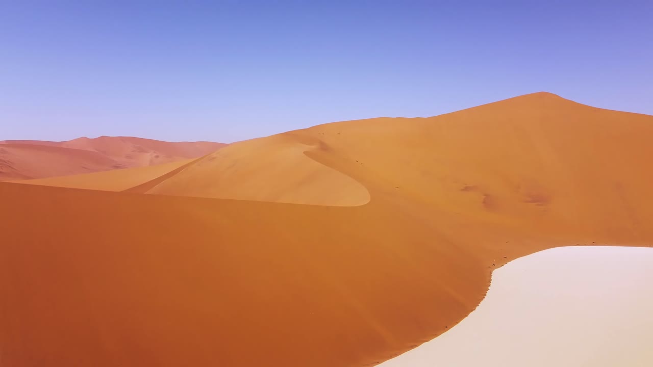 drone de 4k volando sobre deadvlei, cerca de sossusvlei white salt pan, en el parque namib-naukluft, en namibia.