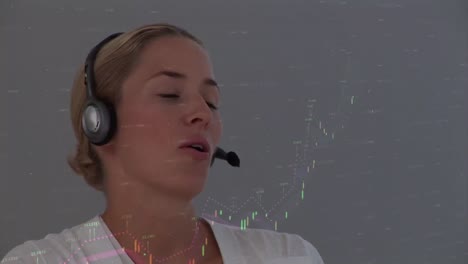 animación de estadísticas y procesamiento de datos sobre una mujer de negocios con auriculares de teléfono