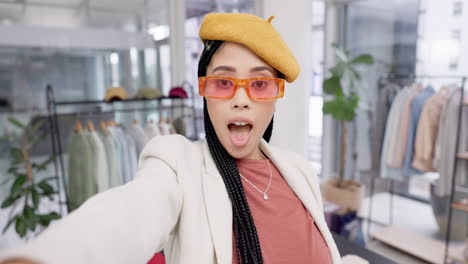 mujer, selfie y cara de guiño en una tienda de moda