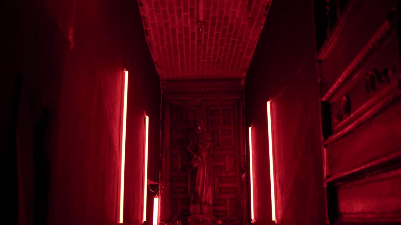 luz roja y paredes en la habitación