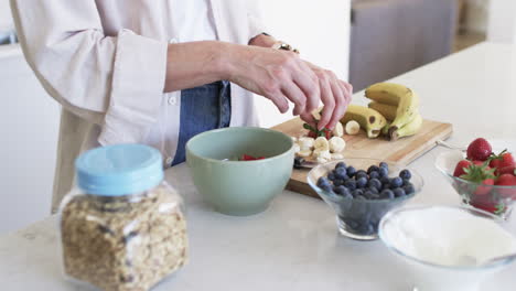 Eine-Kaukasische-Frau-Mittleren-Alters-Bereitet-Einen-Obstsalat-Zu