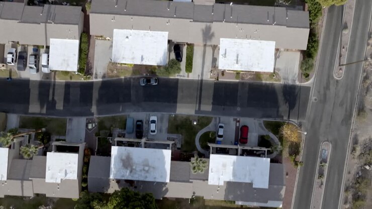 Kvarter i Boulder City, Nevada med dronevideo ovenfra og bevæger sig fremad