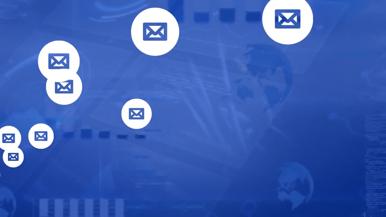 animación de iconos de mensajes flotando sobre la interfaz con procesamiento de datos contra fondo azul