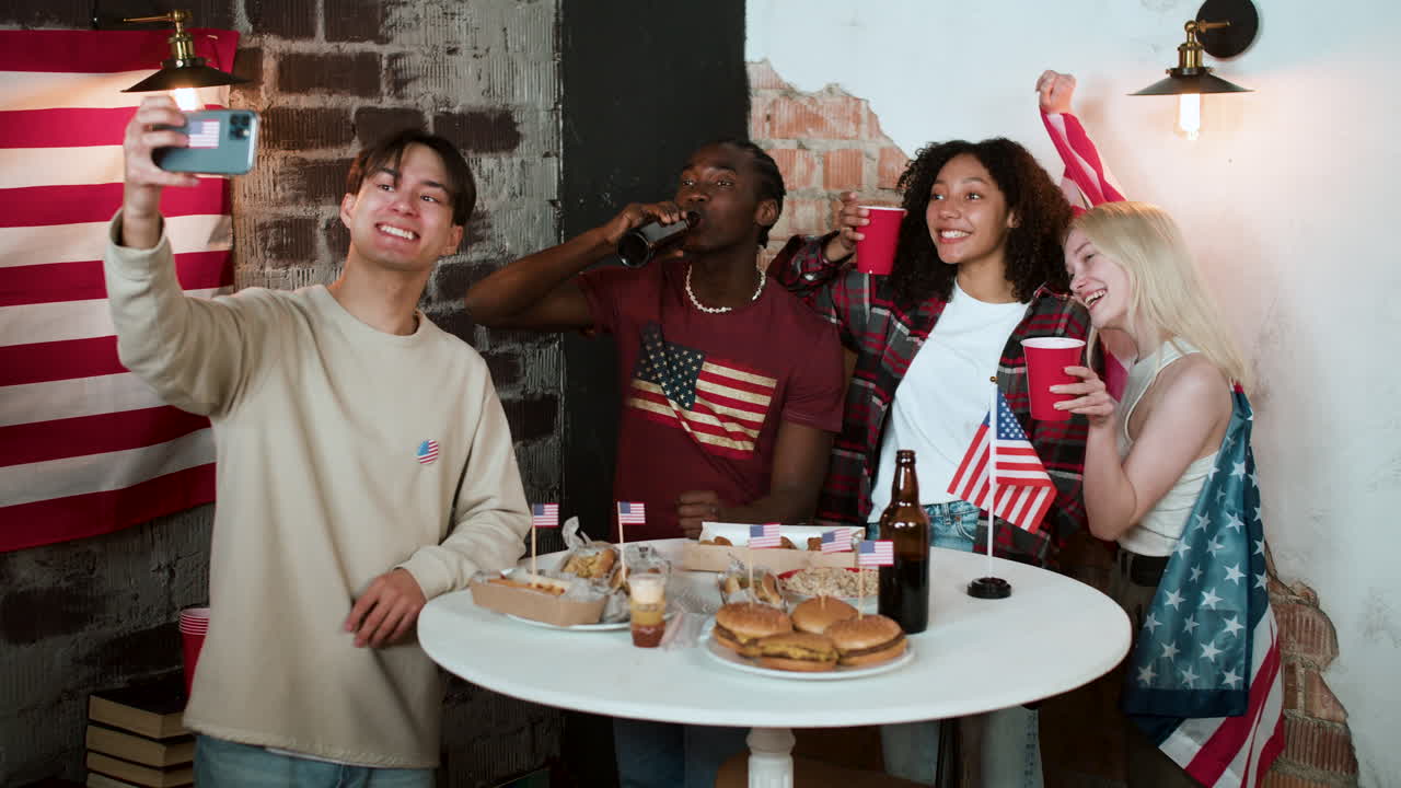 7월 4일을 축하하는 친구들