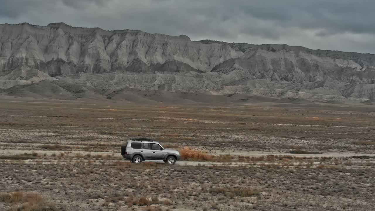 Viaggio attraverso la regione montuosa della Georgia in una giornata nuvolosa