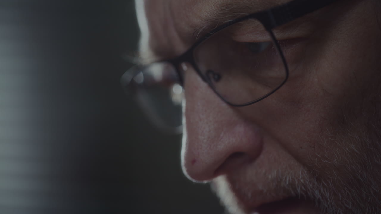 el espía escucha grabaciones discretas.