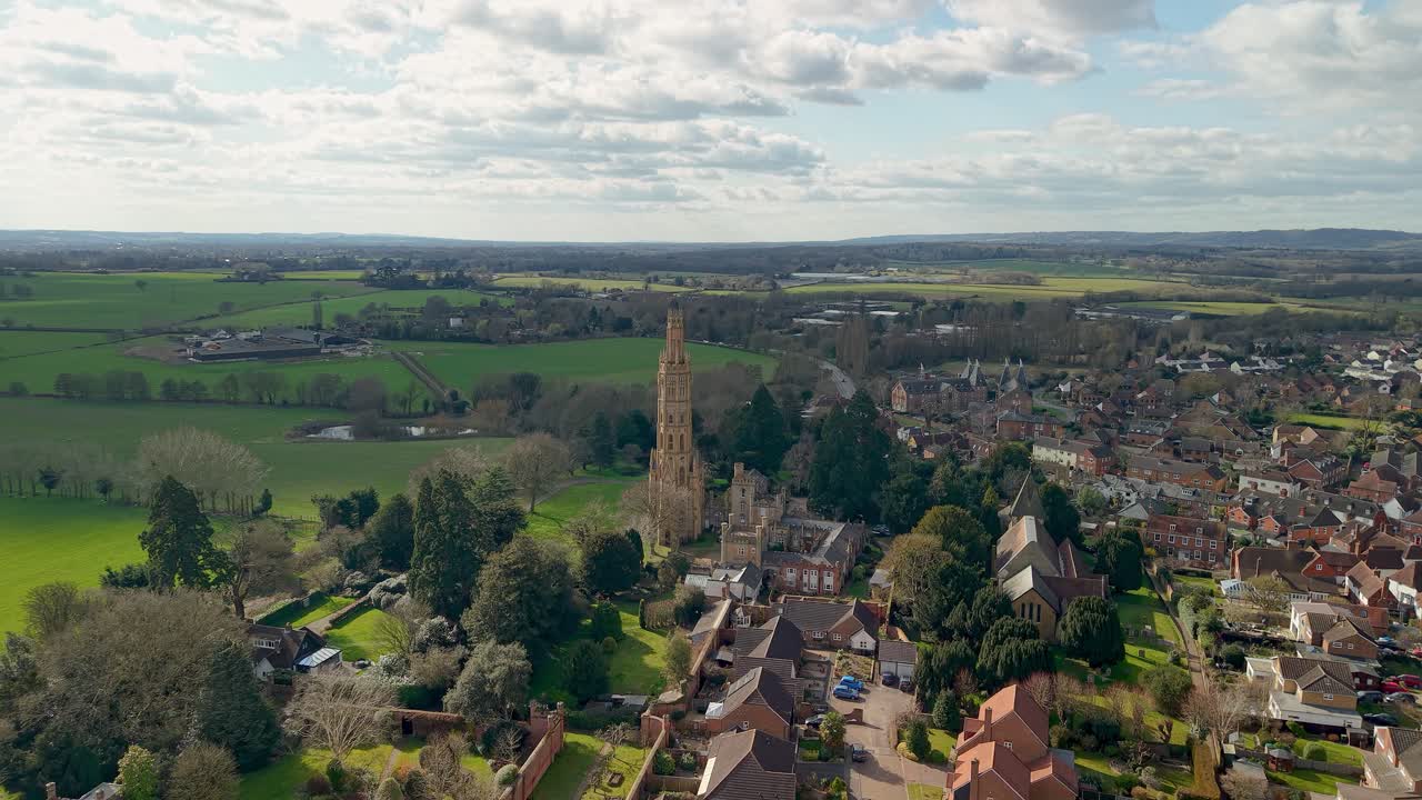 Panorama aereo con drone di Hadlow Tower, con villaggio del Kent e campagna verde in Inghilterra
