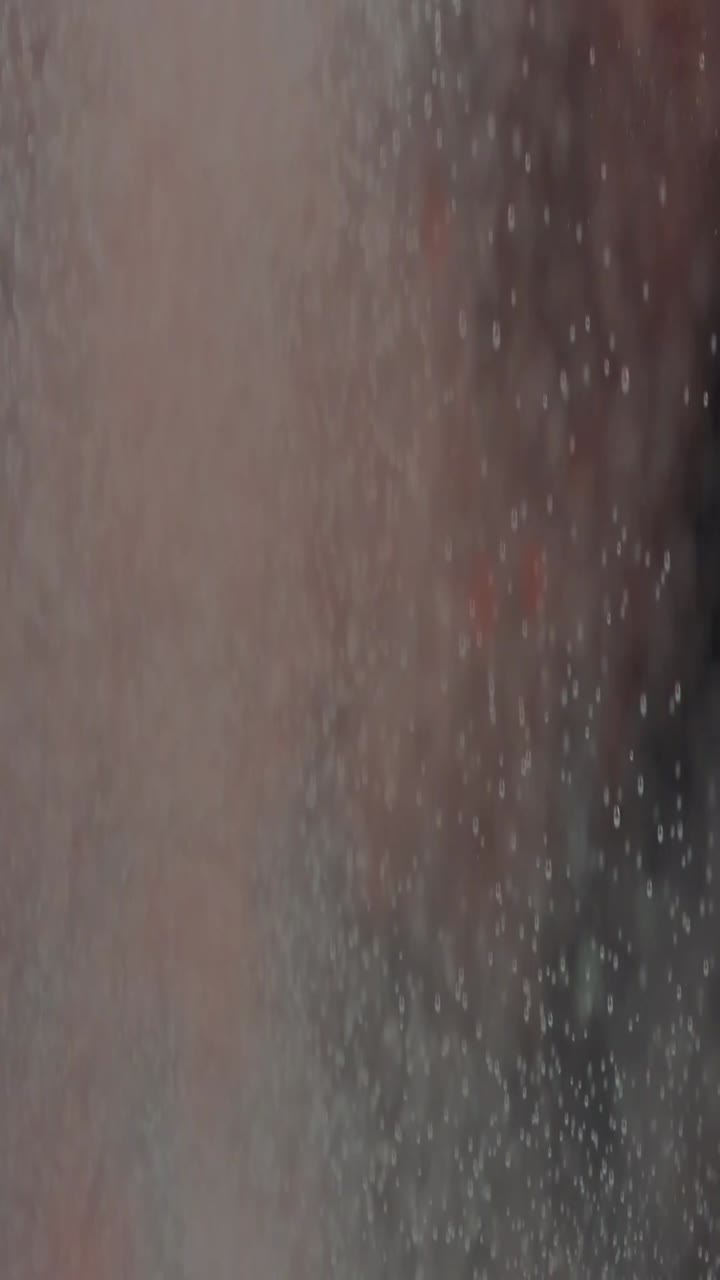 Scatto macro di bolle trasparenti che salgono su uno sfondo scuro