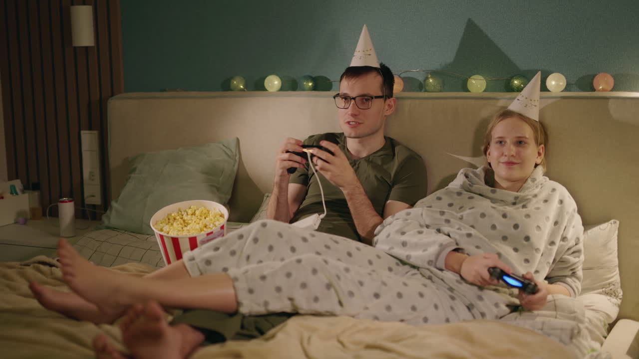 noche de juegos de pareja en pijama.